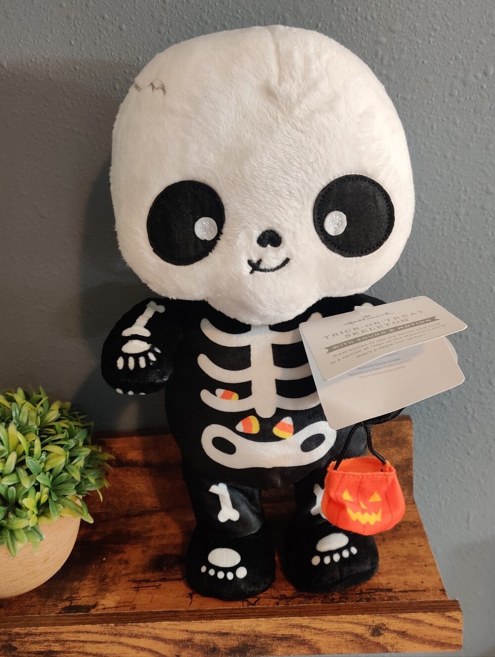 Hallmark Treak Or Treat Skeleton Plush Sound And Motion animatronic dancing new